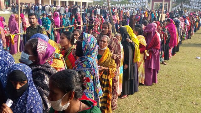 ৮ম ধাপের ইউপি নির্বাচনে নোয়াখালীতে ভোটারদের দীর্ঘ সারি