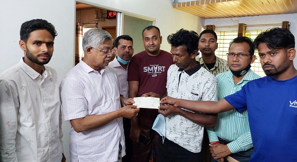 ডুমুরিয়ায় প্রধান মন্ত্রী তহবিলের অর্থ প্রদান