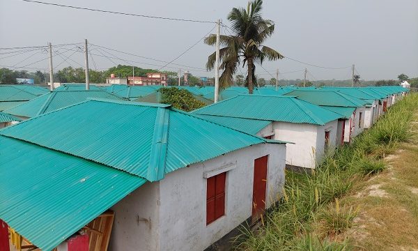 ডুমুরিয়ায় হরি নদীর তীরে প্রধানমন্ত্রীর উপহারে রঙিন স্বপ্ন বুনছেন উদ্বাস্তুরা