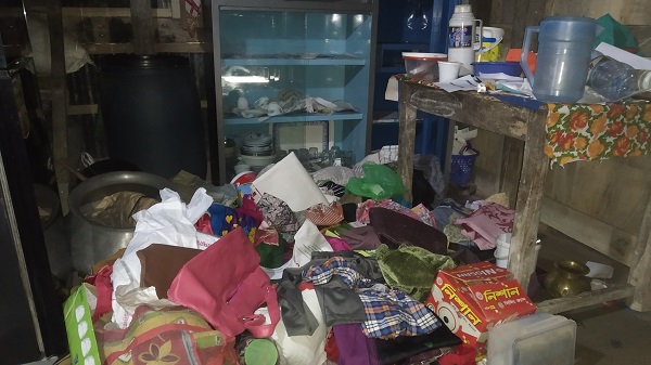 মোরেলগঞ্জে স্বামী-সন্তানকে বেঁধে রেখে গৃহবধুকে ধর্ষণ, লুটপাট