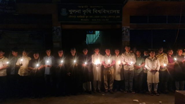খুলনা কৃষি বিশ্ববিদ্যালয়ে গণহত্যা দিবসে মোমবাতি প্রজ্বলন