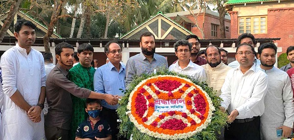 জাতির পিতার সমাধি সৌধে কুয়েট শিক্ষক সমিতির নবনির্বাচিত নেতৃবৃন্দের শ্রদ্ধা নিবেদন