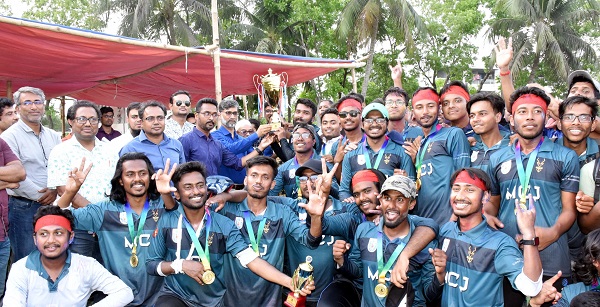 খুবিতে আন্তঃডিসিপ্লিন ক্রিকেট প্রতিযোগিতায় অপরাজিত চ্যাম্পিয়ন এমসিজে ডিসিপ্লিন