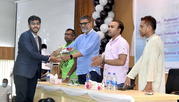 খুবির এইচআরএম ডিসিপ্লিনে নবীনবরণ অনুষ্ঠিত