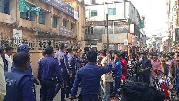 পিরোজপুরে বিএনপির বিক্ষোভ সমাবেশে পুলিশের বাধা ও লাঠিচার্জ : আহত ২০