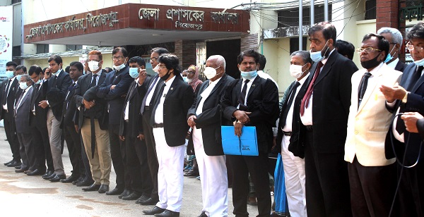 পিরোজপুরে উপজেলা চেয়ারম্যানের উপর হামলার প্রতিবাদে মানববন্ধন : থানায় মামলা