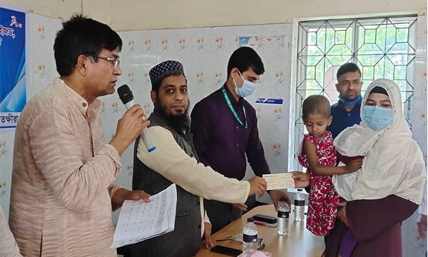 তালায় দুঃস্থ রোগীদের মাঝে সাড়ে ১২ লাখ টাকার চেক বিতরণ