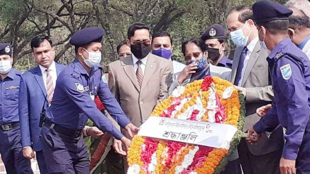 স্মৃতিসৌধে শ্রদ্ধা জানালেন সিইসি