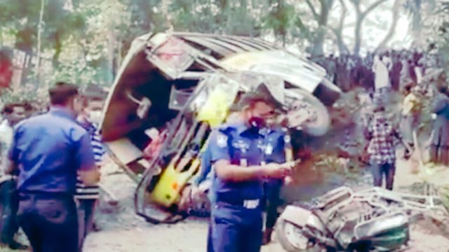 মাগুরায় বাস-ইজিবাইক সংঘর্ষ নিহত ২