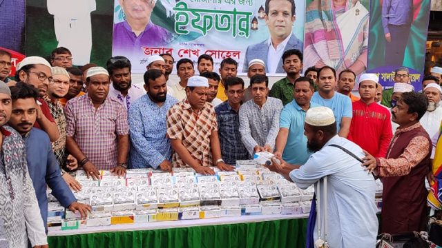 শেখ সোহেলের উদ্যোগে নগরীর ডাকবাংলো মোড়ে পথচারীদের মাঝে ইফতার বিতরণ