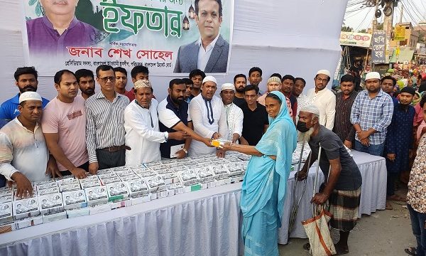 শেখ সোহেলের উদ্যোগে নগরীর ডাকবাংলো মোড়ে পথচারীদের মাঝে ইফতার বিতরণ