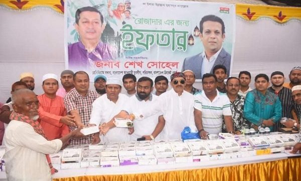 নগরীর কদমতলা বাজার মোড়ে শেখ সোহেলের উদ্যোগে ইফতার বিতরণ