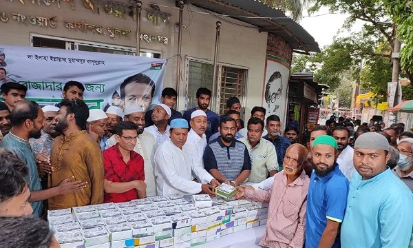 শেখ সোহেলের উদ্যোগে নগরীর বয়রায় পথচারীদের মাঝে ইফতার বিতরণ