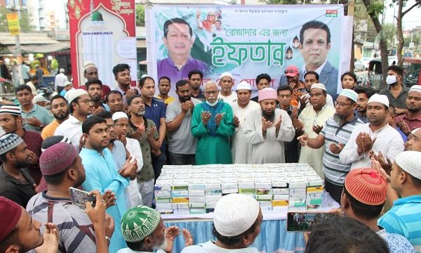 শেখ সোহেলের উদ্যোগে নগরীর ময়লাপোতা মোড়ে পথচারীদের মাঝে ইফতার বিতরণ