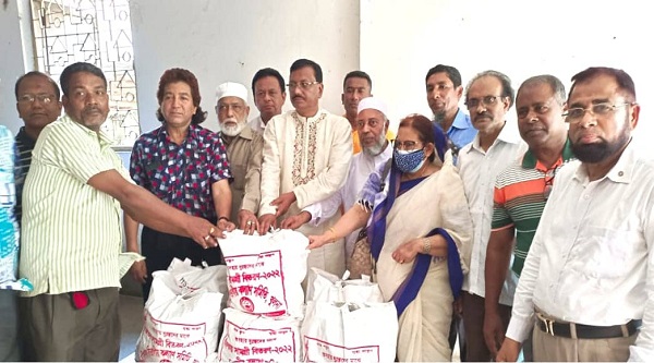 সুবিধাবঞ্চিত মানুষের মাঝে বরিশাল সমিতির ইফতার ও খাদ্য সামগ্রী বিতরণ