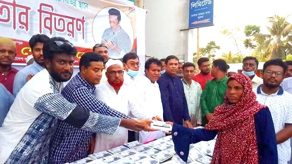 শেখ সোহেলের উদ্যোগে দাকোপ উপজেলায় ইফতার বিতরণ