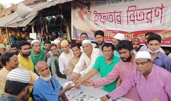 শেখ সোহেলের উদ্যোগে বটিয়াঘাটার বাইনতলা বাজারে ইফতার বিতরণ