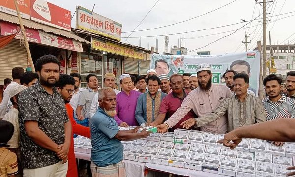 শেখ সোহেলের উদ্যোগে নগরীর ৩১নং ওয়ার্ডে পথচারীদের মাঝে ইফতার বিতরণ