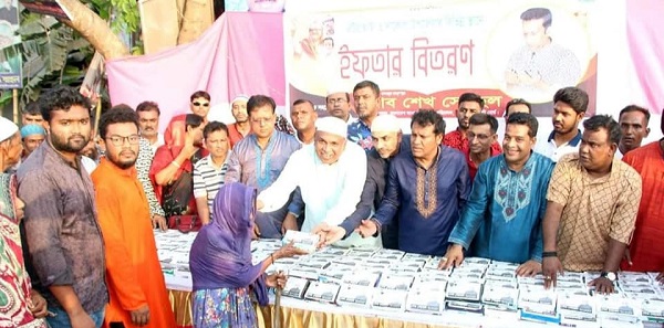 শেখ সোহেলের উদ্যোগে বটিয়াঘাটা উপজেলায় ইফতার বিতরণ