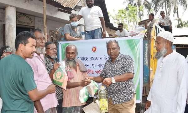 খুলনায় টিসিবি’র মাধ্যমে দ্বিতীয় পর্যায়ে নিত্য প্রয়োজনীয় পণ্য বিক্রি চলমান