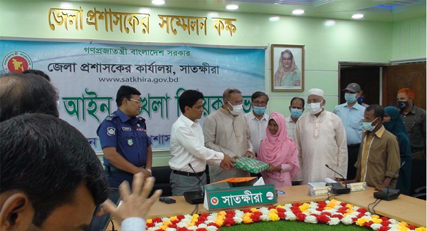 মারুফার পড়াশোনার দায়িত্ব নিলেন সাতক্ষীরার জেলা প্রশাসক হুমায়ুন কবির