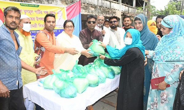 খুলনায় বাংলাদেশ তৃণমূল পার্টির ইফতার ও ঈদ উপহার সামগ্রী বিতরণ