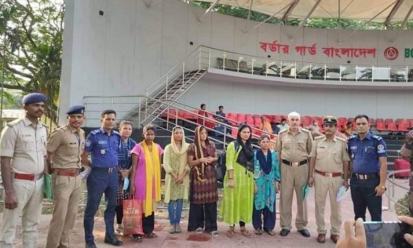 ভারতে পাচার হওয়া ৫ বাংলাদেশী নারীকে বেনাপোলে হস্তান্তর