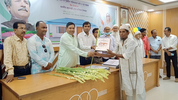 মোল্লাহাটে ৭০টি ভূমিহীন ও গৃহহীন পরিবারকে প্রধানমন্ত্রীর ঈদ উপহার