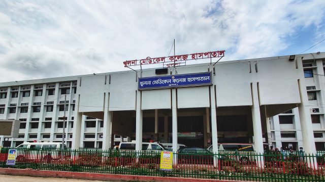 খু‌মেক হাসপাতা‌লে ডাক্তা‌রের অব‌হেলায় নারীর মৃত্যুর অ‌ভি‌যোগ : মারধর, আটক ২