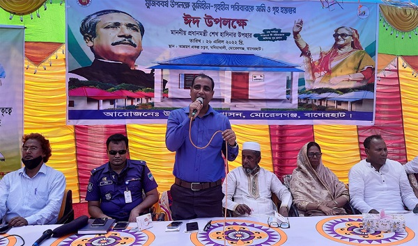 মোরেলগঞ্জে সুবিধা ভোগীদের মাঝে আধাপাকা ঘর জমির দলিল হস্তান্তর