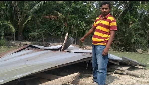 মোরেলগঞ্জে রং মিস্ত্রীর বসতবাড়ি গুড়িয়ে দিয়েছে প্রতিপক্ষ