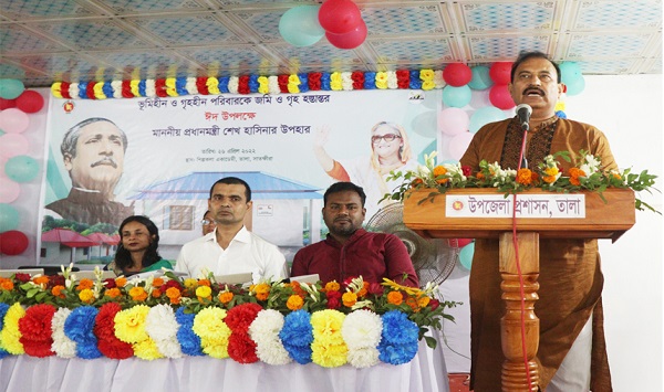 তালায় উপহারের ঘর পেল ১৫ পরিবার