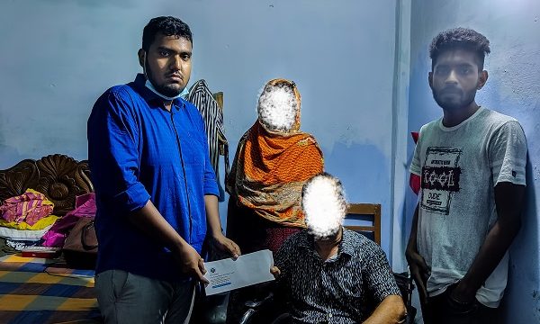 অচল ব্যাক্তিকে হুইলচেয়ার ও নগদ অর্থ সহায়তা করলো খুলনা ফাউন্ডেশন