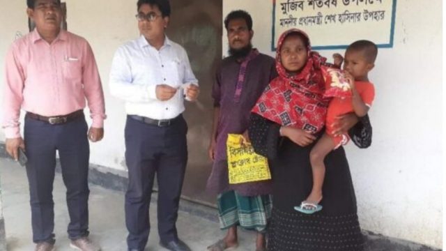 ডুমুরিয়ায়  ইএনও আবদুল ওয়াদুদ প্রধানমন্ত্রীর উপহারের ঘর প্রদান করেন