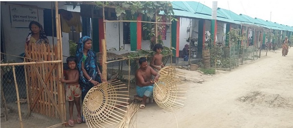 ডুমুরিয়ায় প্রধানমন্ত্রীর উপহারে স্বাবলম্বী ভেসে বেড়ানো ১০৫ পরিবার