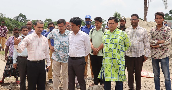 তালায় আশ্রায়ন প্রকল্পের ঘরের কাজ পরিদর্শন করেন জেলা প্রশাসক মোহাম্মদ হুমায়ূন কবির
