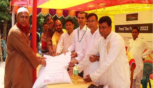 তালায় সুবিধাবঞ্চিত মানুষের মাঝে উন্নয়ন পরিষদের খাদ্য সামগ্রী বিতরণ