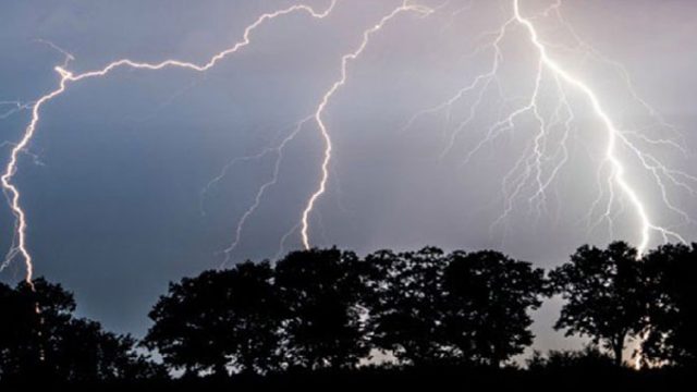 দুই জেলায় কালবৈশাখী ও বজ্রপাতে ৮ জনের মৃত্যু