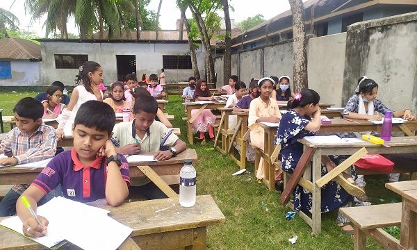 চিতলমারীতে খোলা আকাশের নিচে পরীক্ষা গ্রহন