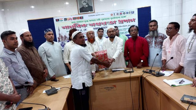 খুলনায় সার্ক মানবাধিকার ফাউন্ডেশনের মানবিক সহায়তা প্রদান