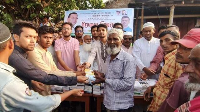 বিএনপি নেতা রকিবুল ইসলাম বকুলের উদ্যোগে খালিশপুরে ইফতার বিতরণ
