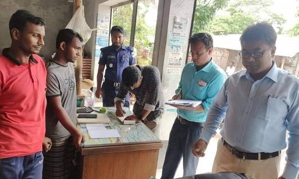 ডুমুরিয়ায় লাইসেন্স বিহীন মৎস্য খাদ্য বিক্রেতা ও ডিপো মালিককে জরিমানা