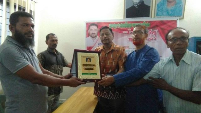 আন্তর্জাতিক বাংলাদেশ মানবাধিকার সংরক্ষণ কমিশনের সম্মাননা স্মারক প্রদান