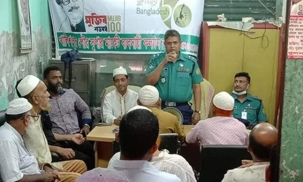 আইন শৃংখলা রক্ষায় খালিশপুরে ব্যবসায়ীদের সাথে পুলিশ কর্মকর্তাদের মতবিনিময়