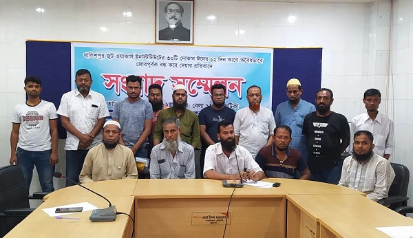 ঈদের আগে খালিশপুর মডেল শপিং কমপ্লেক্সে তালা : বিপাকে ব্যবসায়ীরা