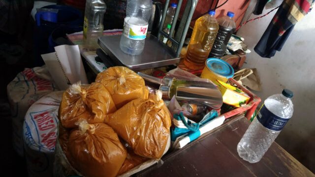 খুলনায় ভেজাল সরিষা তেল উৎপাদন ও বিপণনে চার প্রতিষ্ঠানে জরিমানা