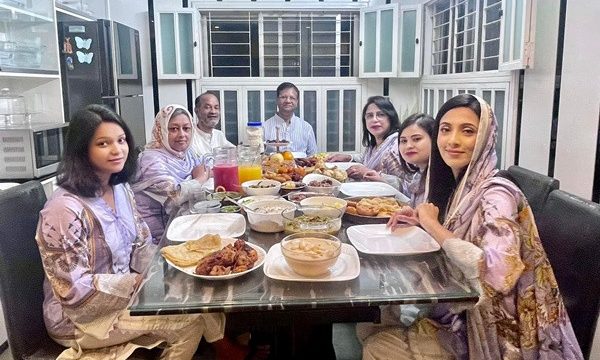 পরিবারের সঙ্গে মিমের ইফতার
