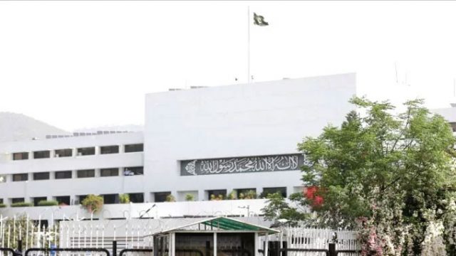 পাকিস্তানের অন্তর্বর্তীকালীন প্রধানমন্ত্রী নির্বাচন আজ