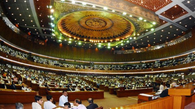 পাকিস্তানের সংসদ ভেঙে দিলেন প্রেসিডেন্ট