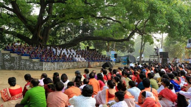 বর্ষবরণের উৎসবে মেতেছে সারাদেশ